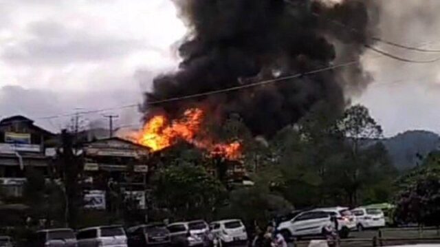 Kebakaran Hebat di Rumah Makan Ciater Subang: Pengunjung Panik, Petugas Berjibaku