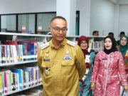 Gedung Layanan Perpustakaan Baru di Subang: Meningkatkan Literasi dan Membuka Peluang untuk Masyarakat Sejahtera Subang, sebuah kabupaten yang terletak di provinsi Jawa Barat, baru saja menyaksikan sebuah langkah besar dalam dunia literasi. Pada Selasa, 3 Desember 2024, Gedung Layanan Perpustakaan Kabupaten Subang yang baru diresmikan dengan penuh semangat. Peresmian gedung yang modern ini menandai sebuah tonggak penting dalam upaya peningkatan budaya literasi di daerah tersebut. Acara tersebut dihadiri oleh berbagai tokoh penting, termasuk Penjabat (Pj) Bupati Subang, Imran, dan Bunda Literasi Kabupaten Subang, Rosnelly Imran, yang secara bersama-sama memotong pita sebagai simbol dimulainya era baru bagi perpustakaan di Subang. Transformasi Perpustakaan Menuju Masyarakat Sejahtera Acara peresmian ini mengusung tema yang sangat relevan dengan kebutuhan zaman, yaitu "Transformasi Perpustakaan Berbasis Digital Menuju Masyarakat Sejahtera." Tema ini menggambarkan visi besar pemerintah Kabupaten Subang untuk menjadikan perpustakaan sebagai pusat informasi yang tidak hanya menyediakan buku, tetapi juga menjadi sumber pengetahuan, inovasi, dan kreativitas yang dapat memperkaya kehidupan masyarakat. Di tengah pesatnya perkembangan teknologi dan dunia digital, keberadaan perpustakaan yang bertransformasi menjadi berbasis digital ini menjadi sangat penting untuk mendukung masyarakat Subang agar tidak ketinggalan dalam berbagai aspek kehidupan, khususnya dalam dunia pendidikan dan pengetahuan. Perpustakaan Digital yang Menjadi Pusat Pengetahuan Kepala Dinas Kearsipan dan Perpustakaan Kabupaten Subang, Yeni Nuraeni, dalam sambutannya mengungkapkan kebanggaannya atas pencapaian yang telah diraih oleh Subang dalam bidang literasi. "Gedung Layanan Perpustakaan ini telah mendorong peningkatan budaya literasi di Subang, dan hasilnya, Kabupaten Subang berhasil meraih peringkat kedua dalam hal literasi tingkat Jawa Barat," ujar Yeni dengan penuh rasa syukur. Capaian ini tentunya tidak terlepas dari kerja keras pemerintah daerah dan kerjasama dengan berbagai pihak, termasuk SMP, SMA, dan SMK yang ada di Subang. Peningkatan Kunjungan yang Signifikan Apa yang lebih menggembirakan lagi adalah meningkatnya jumlah kunjungan ke perpustakaan. Pada tahun 2023, jumlah kunjungan tercatat sekitar 27 ribu orang, namun pada tahun 2024, hingga akhir bulan November, jumlah tersebut mengalami kenaikan yang signifikan, yaitu sekitar 37 ribu kunjungan atau naik sebesar 35 persen. "Peningkatan ini tentu menjadi bukti bahwa gedung baru ini sangat diminati oleh masyarakat, terutama para pelajar dan mahasiswa yang memanfaatkan fasilitas yang ada untuk belajar dan mengembangkan diri," tambah Yeni. Kenaikan jumlah kunjungan ini juga merupakan hasil dari sosialisasi dan kerja keras yang dilakukan oleh Dinas Kearsipan dan Perpustakaan Kabupaten Subang. Dengan fasilitas yang lebih modern dan berbasis digital, perpustakaan ini kini menjadi tempat yang lebih menarik bagi pengunjung untuk datang, belajar, dan berkreasi. "Tantangan ke depan adalah terus mengembangkan perpustakaan agar semakin bermanfaat dan relevan dengan kebutuhan masyarakat," ujar Yeni, menutup penjelasannya. Pentingnya Literasi di Era Digital Sementara itu, Pj Bupati Subang, Imran, dalam sambutannya memberikan apresiasi kepada Perpustakaan Nasional RI yang telah memberikan dukungan penuh melalui Dana Alokasi Khusus 2023, yang memungkinkan pembangunan gedung perpustakaan ini. Imran menyampaikan bahwa di era perkembangan teknologi dan ilmu pengetahuan yang pesat seperti sekarang ini, literasi menjadi salah satu kunci utama untuk menghindari keterbelakangan. "Tanpa literasi yang baik, kita akan tertinggal di tengah disrupsi teknologi," kata Imran dengan tegas. Sebagai seorang pemimpin daerah, Imran menekankan bahwa penting bagi seluruh masyarakat, terutama generasi muda, untuk menggalakkan budaya membaca dan memanfaatkan fasilitas perpustakaan yang ada di setiap wilayah. “Perpustakaan bukan hanya tempat untuk mencari buku, tetapi tempat di mana kita bisa menemukan ide-ide baru, mengembangkan kreativitas, dan melakukan riset yang bermanfaat untuk kehidupan sehari-hari," lanjut Imran. Perpustakaan Sebagai Pusat Inovasi dan Kreativitas Dalam acara peresmian tersebut, Plt Kepala Perpustakaan Nasional RI, yang diwakili oleh Kepala Biro SDM dan Umum Perpusnas RI, Yanti Suksmarini, juga memberikan sambutan yang sangat menginspirasi. Yanti mengungkapkan bahwa perpustakaan bukan hanya tempat penyimpanan buku, tetapi juga harus menjadi pusat ilmu pengetahuan, inovasi, dan kreativitas. “Dengan fasilitas yang ada, gedung ini akan menjadi sarana yang mendukung kegiatan belajar, penelitian, serta pengembangan kreativitas bagi masyarakat Subang,†ucapnya dengan penuh keyakinan. Apa yang disampaikan oleh Yanti Suksmarini mencerminkan visi besar pemerintah Indonesia dalam mengembangkan sistem perpustakaan yang modern dan berbasis digital, sehingga bisa memberikan manfaat yang lebih luas bagi masyarakat. Perpustakaan kini tidak hanya menjadi tempat untuk membaca buku, tetapi juga tempat untuk mengakses berbagai informasi digital, mengikuti kursus online, melakukan riset, atau bahkan berpartisipasi dalam kegiatan kreatif seperti workshop, seminar, atau pameran. Meningkatkan Kualitas Sumber Daya Manusia di Subang Dalam konteks yang lebih luas, keberadaan gedung perpustakaan baru ini dapat menjadi salah satu pendorong utama dalam meningkatkan kualitas Sumber Daya Manusia (SDM) di Kabupaten Subang. Dengan menyediakan akses informasi yang lebih mudah dan lebih cepat melalui teknologi digital, perpustakaan dapat membantu masyarakat Subang, khususnya para pelajar dan mahasiswa, untuk memperoleh pengetahuan yang lebih luas dan mendalam. Hal ini tentunya akan berkontribusi pada peningkatan kualitas pendidikan di Subang dan mempersiapkan generasi muda yang lebih siap menghadapi tantangan masa depan. Selain itu, keberadaan perpustakaan yang berbasis digital ini juga dapat memudahkan para pelajar dan masyarakat untuk mengakses berbagai informasi dan materi pembelajaran dari berbagai disiplin ilmu. Mulai dari literasi umum, sains, teknologi, hingga seni dan budaya. Dengan demikian, perpustakaan tidak hanya menjadi pusat pengetahuan akademis, tetapi juga tempat yang memperkaya wawasan masyarakat dalam berbagai bidang kehidupan. Masa Depan Perpustakaan Subang yang Cerah Melihat antusiasme masyarakat terhadap gedung baru ini, tidak diragukan lagi bahwa masa depan perpustakaan di Subang sangat cerah. Dengan dukungan penuh dari pemerintah daerah, pemerintah pusat, serta kerjasama yang solid antara pihak-pihak terkait, perpustakaan Subang akan terus berkembang dan menjadi tempat yang bermanfaat bagi masyarakat dalam memperkaya pengetahuan dan memperluas wawasan. Dengan konsep perpustakaan berbasis digital ini, Subang tidak hanya ingin menjadi kabupaten dengan literasi yang tinggi, tetapi juga menjadi kabupaten yang mampu menciptakan inovasi dan kreativitas di kalangan warganya. Semoga dengan adanya Gedung Layanan Perpustakaan yang baru ini, Subang dapat semakin memantapkan langkahnya menuju masyarakat yang lebih cerdas, kreatif, dan sejahtera. Penutup: Menumbuhkan Budaya Membaca di Subang Dengan diresmikannya Gedung Layanan Perpustakaan yang baru, kita semua memiliki harapan besar bahwa literasi akan semakin berkembang di Subang. Pemerintah dan masyarakat Subang harus terus bekerja sama untuk memanfaatkan fasilitas ini sebaik mungkin, terutama dalam menumbuhkan budaya membaca dan belajar di kalangan generasi muda. Sehingga, pada akhirnya, Kabupaten Subang dapat menjadi contoh bagi daerah lain dalam hal peningkatan kualitas literasi dan pemanfaatan teknologi untuk kesejahteraan bersama.