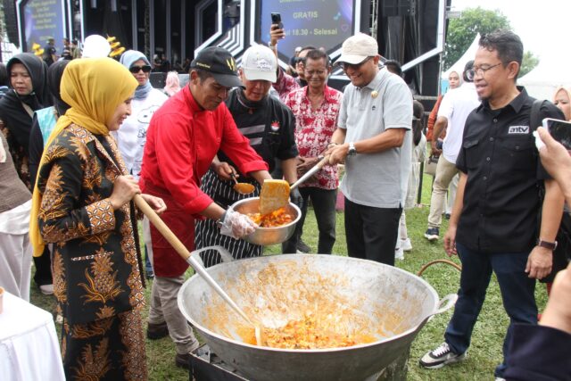 Pj. Bupati Subang Berikan 1.000 Porsi Makan Siang Gratis pada Acara Festival ANTV Rame (FAR)