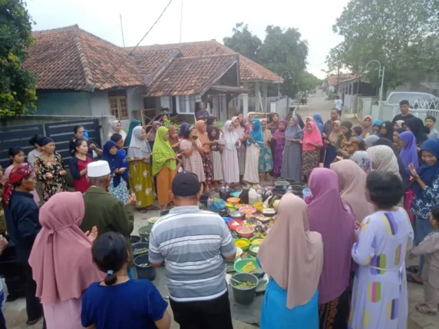 Warga Cibogo Kolot Kecamatan Cibogo Subang Gelar Hajat Babarit