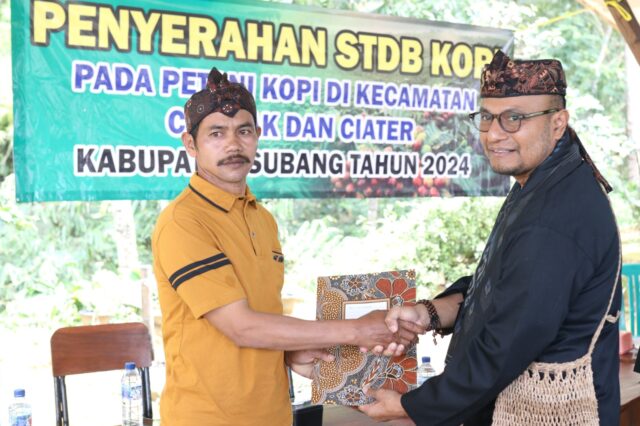 Pj. Bupati Subang Serahkan STDB Kopi ke Petani Lokal