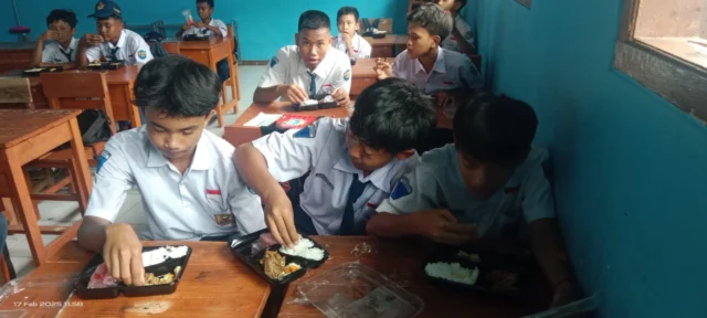 Program Makan Bergizi Gratis di SMPN 1 Pagaden Barat: Solusi Sehat untuk Siswa