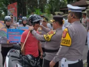 Operasi Keselamatan Lodaya 2025: Polres Subang Bagikan Helm Gratis, Tingkatkan Kesadaran Pengendara