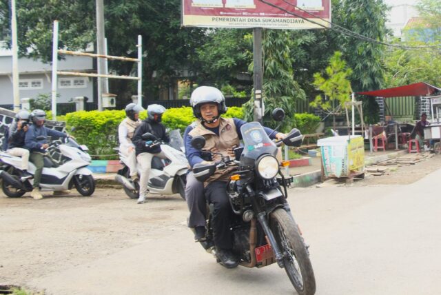 Penjabat Bupati Subang, Drs. M. Ade Afriandi, M.T., membuktikan komitmennya dalam memastikan pelayanan publik berjalan optimal dengan melakukan kunjungan ke pelosok secara langsung, pada Jum’at, (14/02). Dalam perjalanan yang dimulai dari rumah dinas Bupati Subang di pusat kota, Pj Bupati Subang mengendarai sepeda motor dan menyusuri sejumlah wilayah terpencil di bagian utara Kabupaten Subang. Dengan semangat blusukan, Ia memastikan langsung kondisi pelayanan publik di daerah-daerah yang sulit dijangkau. Kunjungan ini dimulai dari Kantor Kecamatan Cikaum, lalu berlanjut ke Kantor Desa Sukamandijaya. Setelah itu, rombongan menuju Kantor Kecamatan Ciasem dan Kantor Desa Lengensari-Blanakan. Perjalanan semakin menantang saat melintasi Bendung Pangaritan di Lengensari, sebelum singgah di Kantor Damkar Pamanukan. Tak berhenti di situ, kunjungan berlanjut ke Kantor Kecamatan Legonkulon dan akhirnya mencapai titik terakhir di Kampung Cirewang, Desa Pangarengan, Kecamatan Legonkulon. Perjalanan ini menembus daerah-daerah yang akses transportasinya cukup menantang, terutama karena kondisi jalan yang masih perlu banyak perbaikan. Dengan menempuh jarak yang tidak singkat, kunjungan ini menunjukkan bahwa perhatian pemerintah tidak hanya terpaut di wilayah yang mudah diakses, melainkan juga menjangkau daerah-daerah terpencil. Pj. Bupati Subang juga mengungkapkan keprihatinannya terhadap kondisi infrastruktur di beberapa lokasi. Saat mengunjungi area pertanian di Lengensari-Blanakan, khususnya di sekitar Bendung Pangaritan, ia mencatat bahwa meskipun lahan tersebut rutin tergenang air, perlu adanya solusi untuk mengoptimalkan produktivitas pertanian. Di Kampung Cirewang, Kecamatan Legonkulon, beliau menyampaikan keprihatinan atas keterbatasan infrastruktur, terutama akses jalan yang berdampak pada sulitnya anak-anak bersekolah. Dalam kunjungannya, Pj. Bupati Subang didampingi oleh Sekretaris Daerah, Ketua TP PKK, Ketua DWP Kabupaten Subang, Kasatpoldam, Kepala Dinas Pendidikan dan Kebudayaan, Kepala DPMPTSP, serta sejumlah Kepala OPD lainnya.