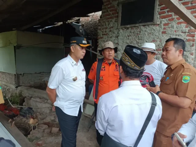 Pj Bupati Subang Tinjau Pergeseran Tanah di Cibalandong Jaya, Solusi Relokasi Jadi Opsi