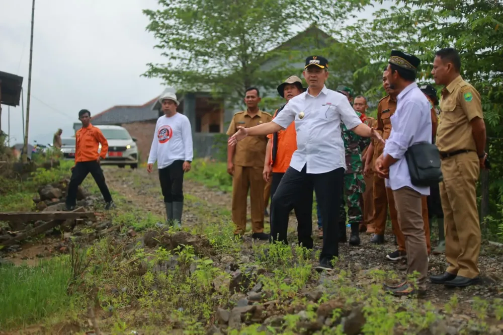 Pj Bupati Subang Tinjau Pergeseran Tanah di Cibalandong Jaya, Solusi Relokasi Jadi Opsi