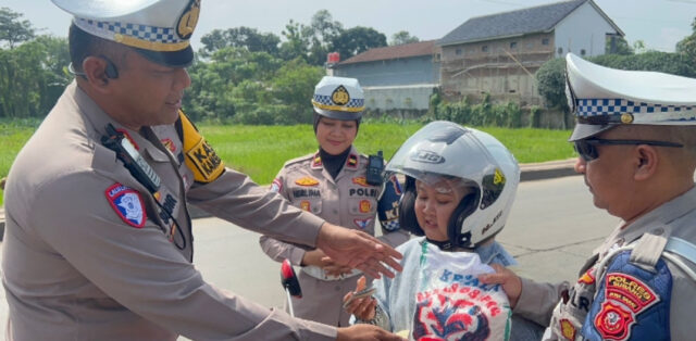 Polres Subang Bagi-Bagi Beras untuk Pengendara Tertib, Begini Alasannya!