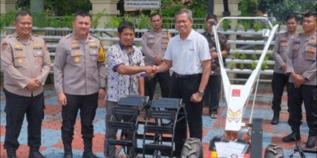 Polres Subang Dorong Ketahanan Pangan, Berikan Traktor untuk Petani