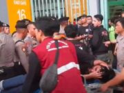 Bentrok Usai Laga Panas Persija vs Persib: Belasan Suporter Terluka, Puluhan Diamankan Bentrok Usai Laga Panas Persija vs Persib: Belasan Suporter Terluka, Puluhan Diamankan