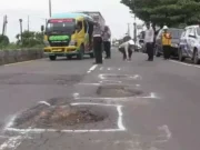Jalur Pantura Subang Dihantui 21 Titik Jalan Berlubang, Pemudik Wajib Waspada! Jalur Pantura Subang Dihantui 21 Titik Jalan Berlubang, Pemudik Wajib Waspada!