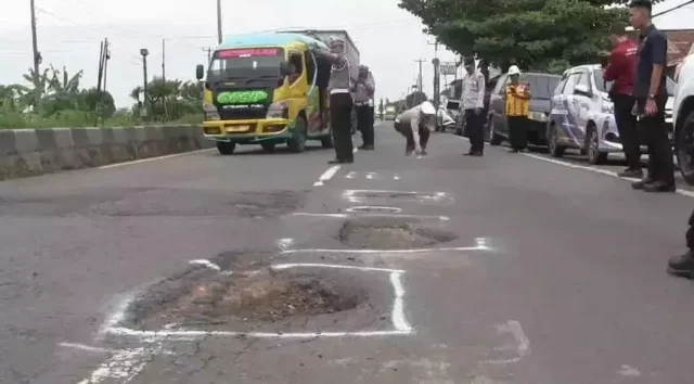 Jalur Pantura Subang Dihantui 21 Titik Jalan Berlubang, Pemudik Wajib Waspada!