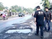 Bupati Subang Gercep Perbaiki Jalan Rusak, Minta Warga Laporkan via Medsos Bupati Subang Gercep Perbaiki Jalan Rusak, Minta Warga Laporkan via Medsos