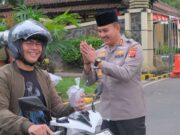 Polres Subang Tebar Kebaikan, Bagikan Takjil Gratis untuk Pengguna Jalan Polres Subang Tebar Kebaikan, Bagikan Takjil Gratis untuk Pengguna Jalan