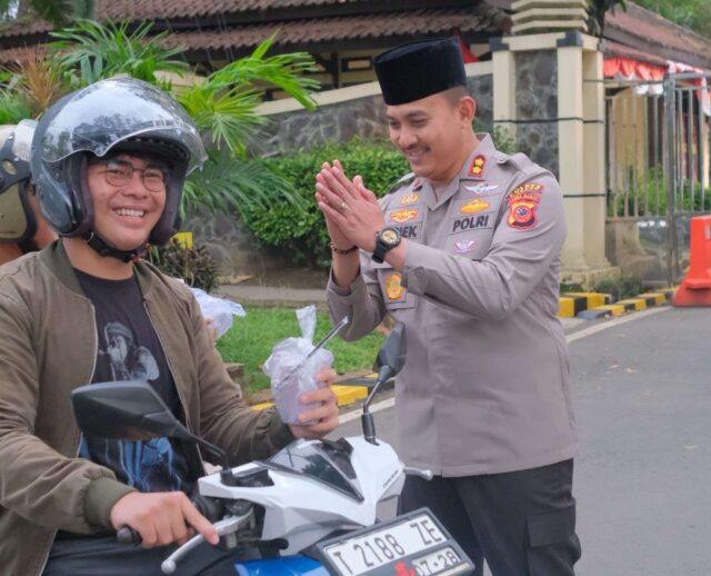 Polres Subang Tebar Kebaikan, Bagikan Takjil Gratis untuk Pengguna Jalan