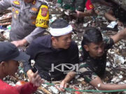 Dedi Mulyadi Terjun Langsung ke Sungai Saat Banjir, Netizen: Pemimpin Sejati! Dedi Mulyadi Terjun Langsung ke Sungai Saat Banjir, Netizen: Pemimpin Sejati!