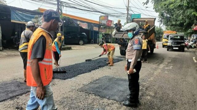 Bupati Subang Tepati Janji, Jalan Rusak Mulai Diperbaiki dengan Pengawalan Ketat