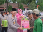 Kapolres Subang dan Bhayangkari Berbagi Sembako untuk Warga Kapolres Subang dan Bhayangkari Berbagi Sembako untuk Warga