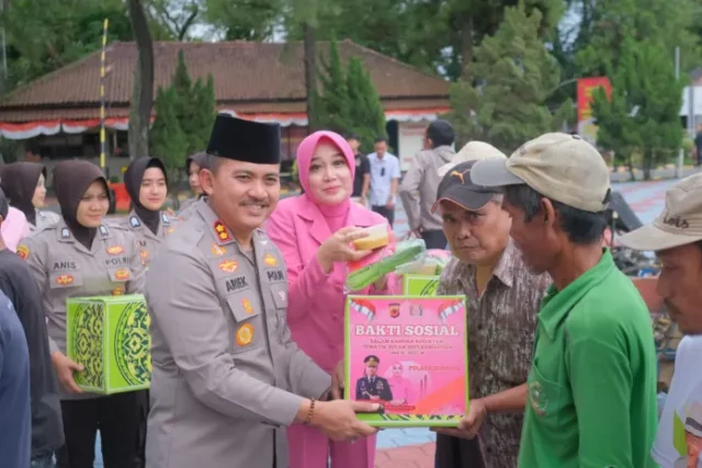 Kapolres Subang dan Bhayangkari Berbagi Sembako untuk Warga