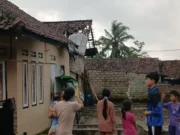 Puting Beliung Terjang Jalancagak Subang, Puluhan Rumah Rusak, Reklame Roboh Puting Beliung Terjang Jalancagak Subang, Puluhan Rumah Rusak, Reklame Roboh