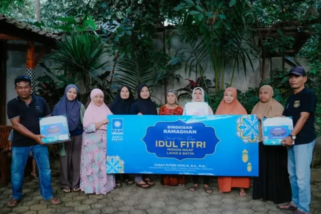 Kebersamaan di Bulan Suci: Neng Farah Bagikan Bingkisan Ramadhan untuk Relawan