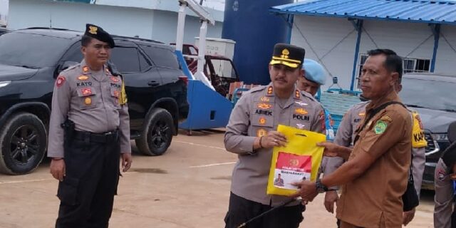 Kapolres Subang Salurkan 150 Paket Beras untuk Warga Cipeundeuy