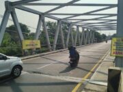 Polisi Siaga di Jembatan Sewoharjo, Antisipasi Kemacetan Akibat Penyapu Koin Saat Mudik Polisi Siaga di Jembatan Sewoharjo, Antisipasi Kemacetan Akibat Penyapu Koin Saat Mudik
