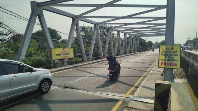 Polisi Siaga di Jembatan Sewoharjo, Antisipasi Kemacetan Akibat Penyapu Koin Saat Mudik