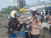 Polwan Subang Bagikan Takjil Sambil Kampanyekan Tertib Berlalu Lintas Polwan Subang Bagikan Takjil Sambil Kampanyekan Tertib Berlalu Lintas