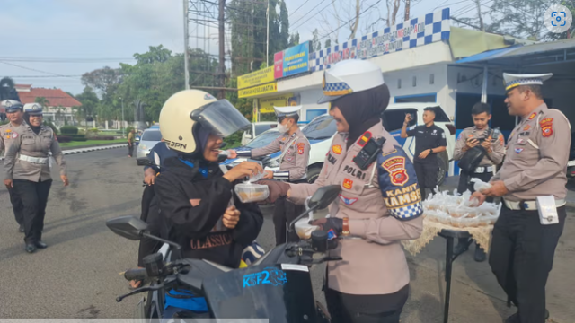 Polwan Subang Bagikan Takjil Sambil Kampanyekan Tertib Berlalu Lintas
