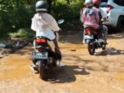 Bupati Subang Didesak Segera Perbaiki Jalan Rusak Menuju Kampus Politeknik Perbaikan jalan Cibogo Subang