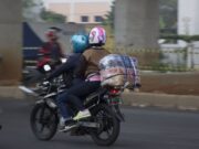 Gelap dan Berlubang, Pemudik Cemas Melintas Jalan Raya Pemanukan-Subang kondisi jalan Pemanukan-Subang