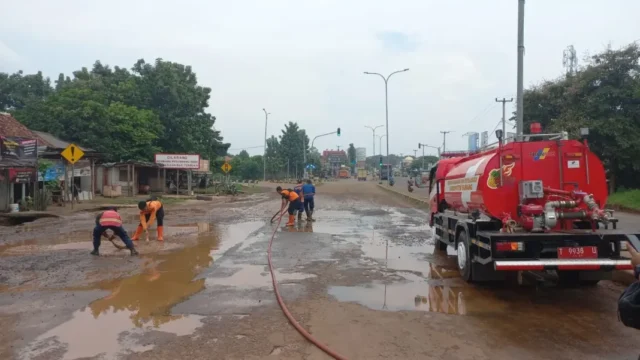 Jalan Kalijati Purwadadi tercemar tanah merah
