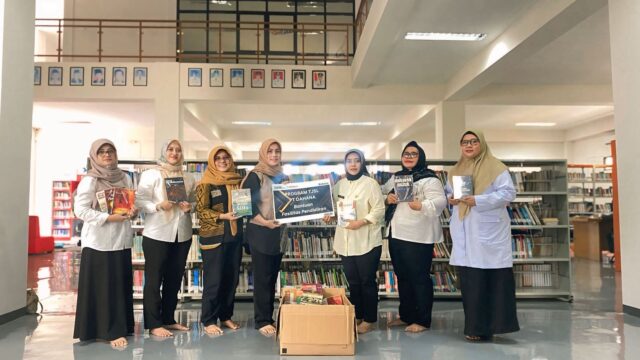 Sumbangan buku DAHANA untuk Perpusda Subang