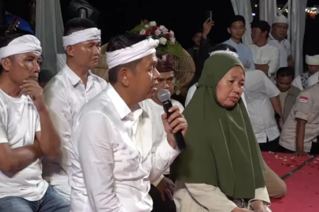 Ibu penjual keripik tolak uang