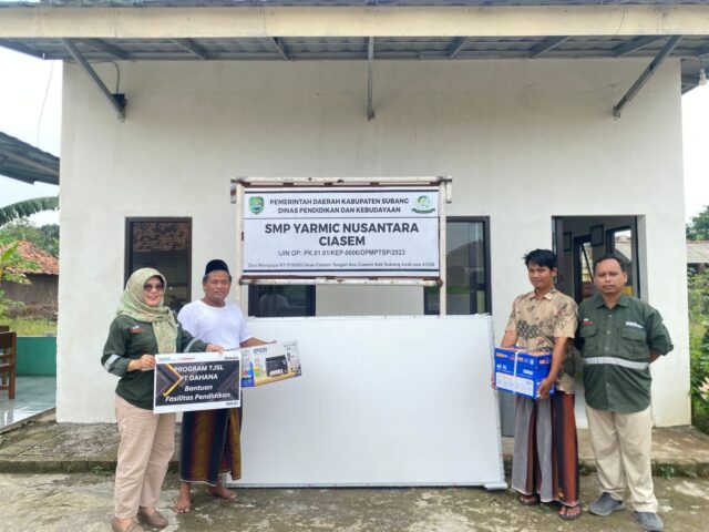 Bantuan pendidikan DAHANA Subang