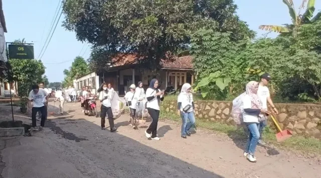 Karyawan PT Shinwon bersih-bersih May Day