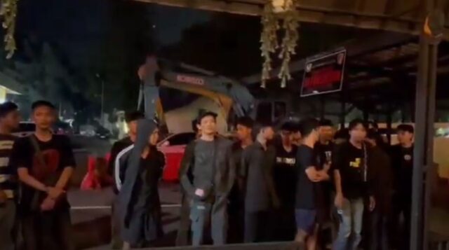 Aksi suporter selamatkan Persikas Subang