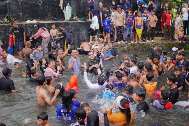 2761355416 Ngagubyag Desa Kasomalang Kulon