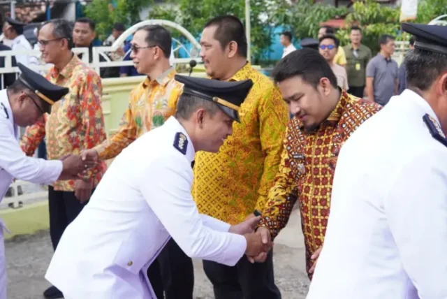 Pelantikan ASN Subang di jalan rusak