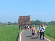 Jalan Kampung Serasa Tol: Lembur Pakuan Subang Diserbu Wisatawan! Lembur Pakuan Subang dipadati wisatawan