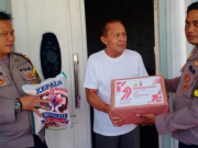 Polisi Bagi Sembako, Sambut Hari Bhayangkara dengan Senyum dan Satu Kaleng Susu Polsek Binong beri bansos Hari Bhayangkara