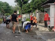 Jalan Rusak Sejak 2020, Warga Soklat Kompak Turun Tangan! Warga Soklat Subang swadaya perbaiki jalan