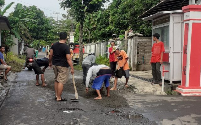 Warga Soklat Subang swadaya perbaiki jalan