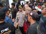 Aksi Sopir Truk Gedor Pintu Bupati Subang: “Kami Butuh Jalan, Bukan Halang!” aksi sopir truk Subang tolak Perbup pembatasan jam operasional