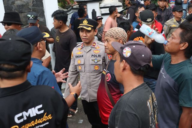 aksi sopir truk Subang tolak Perbup pembatasan jam operasional