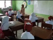 Janji Seragam Gratis di Subang Masih “Ngendap”: Bupati Minta Bersabar, Ruang Kelas Masih Luka seragam gratis Subang 2025