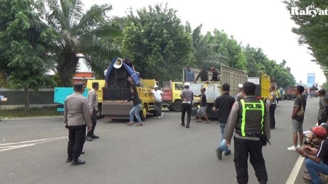 unjuk rasa sopir truk Subang