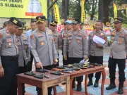 Kapolres Subang Pimpin Pengecekan Senpi: “Tak Boleh Ada yang Hilang, Apalagi Nyasar!” Pengecekan senjata api Polres Subang