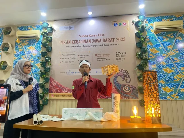 pengrajin lampu paralon Subang