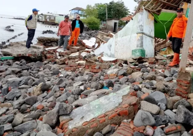 Rumah ambruk diterjang ombak di Subang